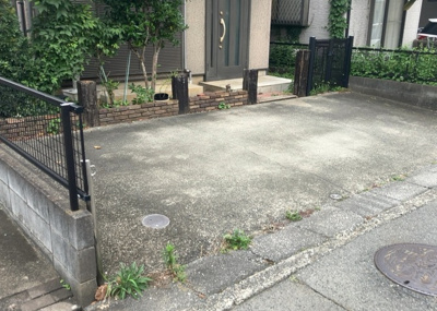 【駐車場】 | 横川町中古戸建 | 車一台あたりに必要なスペースは、標準サイズの普通自動車で横幅2m50cm、長さ5mは必要になります。ただし、乗降のことも考慮して横幅3m30cm、長さ5m50cmほどは確保できるところを選びましょう。