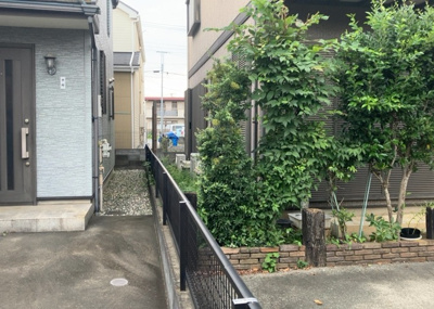 【庭】 | 横川町中古戸建 | 庭のある家に住むことのメリットとして、子どもたちの遊び場を確保できること、ガーデニングや家庭菜園を楽しめること、明るさを確保できることがあります。また、配置を工夫することでプライバシーが確保できます。