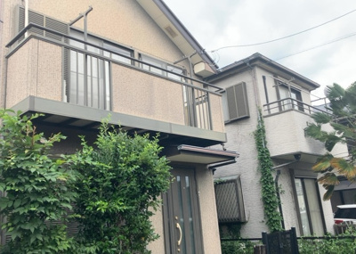 【バルコニー】 | 横川町中古戸建 | バルコニーは、建物内から室外へ楽に出入りできる便利なスペースです。また、バルコニーには手すりを付けることが義務付けられており、手すりの高さは110cm以上で施工することが建築基準法で定められています。