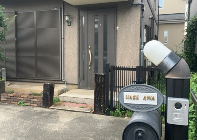 【玄関】 | 横川町中古戸建 | 玄関は家の顔と言っても過言ではありません。現地を見学する際は玄関の広さや全体のバランスなどを見てみるといいでしょう。一般的なアプローチのしやすさだけではなく、お年寄りにも優しい設計のものだと安心です。