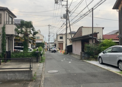 【前面道路含む現地写真】 | 横川町中古戸建 | 住宅用の土地では前面道路に2m以上接していなければならないと法律で定められています。しかし、お持ちの車のサイズやライフスタイルなどにより、2mでは利便が悪い場合もございますので、事前に確認しましょう。
