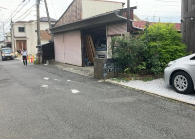 【前面道路含む現地写真】 | 横川町中古戸建 | 道幅が広い場所は日当たりや風通が良好です。幅が広いのですれ違いも可能ですし大きな車でも駐車可能！一方で、大型車が通ることも多くなるため交通量の増加により騒音に繋がります。また土地の値段が高くなります。