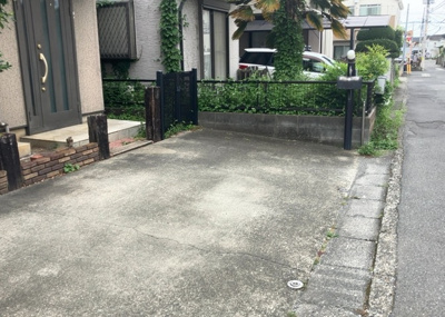 【駐車場】 | 横川町中古戸建 | 駐車場と明記されていても、最小スペースでつくられた駐車場だと大型車は駐車できなかったり、出入りしにくくなったりする可能性があります。お車のサイズと購入したい物件の駐車場のサイズを現地で確認しましょう。
