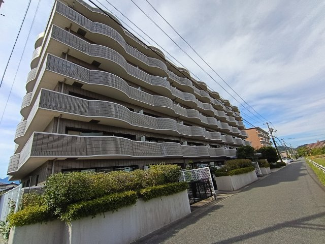 アドバンス山口の外観|南面のバルコニーから明るい日差しが差し込む、開放感あふれるます。
