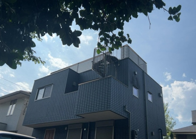 【バルコニー】 | 西寺方町中古戸建 | バルコニーは、室外の専用スペースのうち、「屋根がなく開放された空間」であるものを指します。ベランダより広いタイプのものが多く、日当たりもよいため家庭菜園などを楽しみたい人にとって適した環境となります。