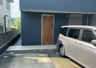 【玄関】 | 西寺方町中古戸建 | 玄関は家の顔でもあり、家族以外の目にも止まる場所です。玄関は外との間を仕切る扉、靴などをしまっておく収納スペース、靴脱ぎのたたきスペース、来客とのやり取りをするドアホンなど複数のアイテムからなります。