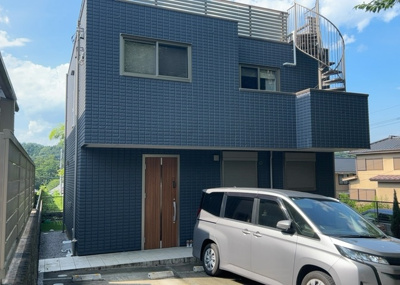 【構造・工法・仕様】 | 西寺方町中古戸建 | 木造住宅とは土台、壁、柱など建築物の強度を支える構造体の材に木が使用されている構造を指します。構造体は建物の自重を支えるだけではなく風圧や水圧、積裁荷重などあらゆる衝撃に耐えるための基礎です。