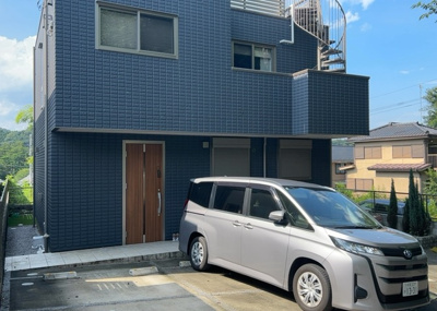 【構造・工法・仕様】 | 西寺方町中古戸建 | 建物の基礎工事の方法は、主流となっているベタ基礎（防湿基礎）と布基礎の２種類に分類され、床下の通気性や耐久性などに違いがあります。建物の基礎部分の構造や付帯設備など詳細については現地でご確認ください。