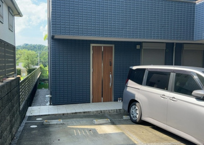 【内装】 | 西寺方町中古戸建 | 玄関ポーチにおいて最も重視すべきと言っても良いのが広さです。適切な広さの玄関ポーチでないと外見的なバランスは崩れてしまいますし、何より使いにくくなってしまいますので、現地で実際に下見をしてみましょう！