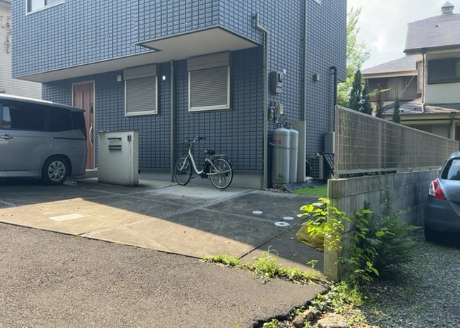 【冷暖房・空調設備】 | 西寺方町中古戸建 | 床下換気口は、床下に湿気がこもることを防ぎ、効果的に換気を行うために設置されています。床下換気口が設置されていない建物は、基礎パッキング工法などにより換気を行なっています。詳細は現地でご確認ください。