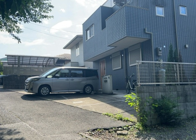 【前面道路含む現地写真】 | 西寺方町中古戸建 | 南側道路の場合は長い時間光を入れ込むことができるため、庭やリビングを道路側に持ってくることが多く土地価格も高い傾向にあります。一方北側道路だとリビングや庭が南側になりプライバシーを守ることができます。