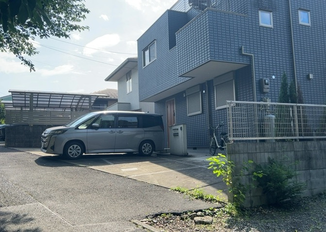 【前面道路含む現地写真】 | 西寺方町中古戸建 | 南側道路の場合は長い時間光を入れ込むことができるため、庭やリビングを道路側に持ってくることが多く土地価格も高い傾向にあります。一方北側道路だとリビングや庭が南側になりプライバシーを守ることができます。