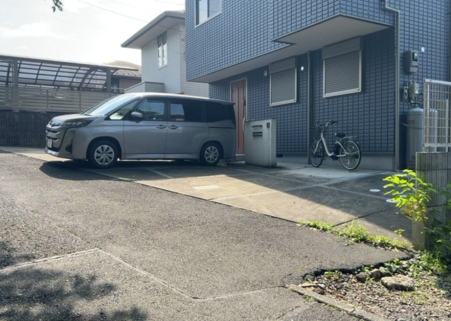 【前面道路含む現地写真】 | 西寺方町中古戸建 | 東側道路の場合は居室を南向きに設計しやすいため、朝日が入りやすいというメリットがあります。一方、西側道路も東側同様に居室を南向きに設計しやすいのですが、住宅地だと朝日が入りにくいという弱点があります。