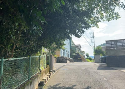 【展望】 | 西寺方町中古戸建 | 土地の地勢が高台の場合、景色を綺麗にみることができ、景色にこだわってお家探ししている方におすすめです！また平坦地よりも風通しがいいというメリットがあります。デメリットもあるので是非現地でご確認下さい。