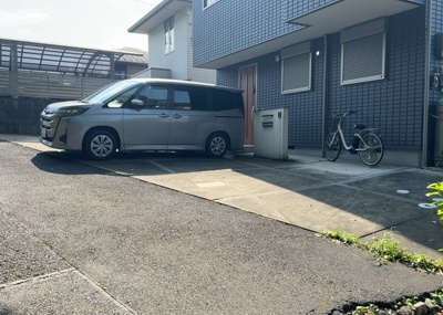 【駐車場】 | 西寺方町中古戸建 | 車一台あたりに必要なスペースは、標準サイズの普通自動車で横幅2m50cm、長さ5mは必要になります。ただし、乗降のことも考慮して横幅3m30cm、長さ5m50cmほどは確保できるところを選びましょう。