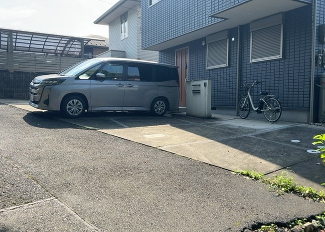 【駐車場】 | 西寺方町中古戸建 | 車一台あたりに必要なスペースは、標準サイズの普通自動車で横幅2m50cm、長さ5mは必要になります。ただし、乗降のことも考慮して横幅3m30cm、長さ5m50cmほどは確保できるところを選びましょう。