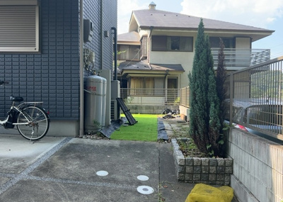 【庭】 | 西寺方町中古戸建 | 庭のある家に住むことのメリットとして、子どもたちの遊び場を確保できること、ガーデニングや家庭菜園を楽しめること、明るさを確保できることがあります。また、配置を工夫することでプライバシーが確保できます。