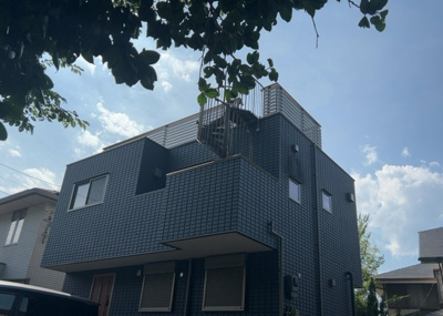 【バルコニー】 | 西寺方町中古戸建 | バルコニーは、建物内から室外へ楽に出入りできる便利なスペースです。また、バルコニーには手すりを付けることが義務付けられており、手すりの高さは110cm以上で施工することが建築基準法で定められています。