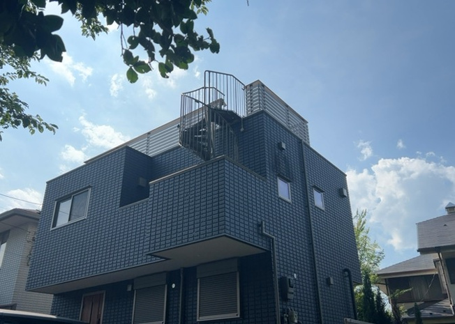 【バルコニー】 | 西寺方町中古戸建 | 両面バルコニーは、バルコニーそのものの機能というよりかは設置の仕方による名称です。複数のバルコニーを東西や南東などの相対する場所に設置することで、通風や採光が確保しやすくなるというメリットがあります。