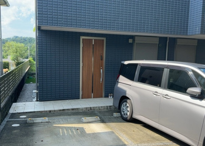 【玄関】 | 西寺方町中古戸建 | 玄関は家の顔と言っても過言ではありません。現地を見学する際は玄関の広さや全体のバランスなどを見てみるといいでしょう。一般的なアプローチのしやすさだけではなく、お年寄りにも優しい設計のものだと安心です。