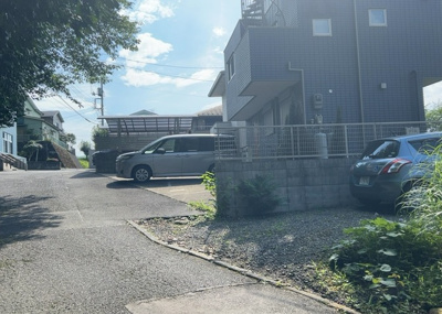 【前面道路含む現地写真】 | 西寺方町中古戸建 | 住宅用の土地では前面道路に2m以上接していなければならないと法律で定められています。しかし、お持ちの車のサイズやライフスタイルなどにより、2mでは利便が悪い場合もございますので、事前に確認しましょう。