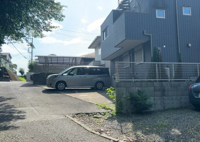 【前面道路含む現地写真】 | 西寺方町中古戸建 | 道幅が広い場所は日当たりや風通が良好です。幅が広いのですれ違いも可能ですし大きな車でも駐車可能！一方で、大型車が通ることも多くなるため交通量の増加により騒音に繋がります。また土地の値段が高くなります。