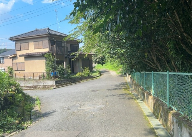 【展望】 | 西寺方町中古戸建 | 桜や紅葉の名所に出かける人は多いと思いますが、家にいながら季節の移ろいを感じる生活を送りませんか？リビングや窓から見える景色が生活を彩るワンポイントに！現地から見える景色を堪能してみては如何でしょう。