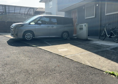 【駐車場】 | 西寺方町中古戸建 | 駐車場と明記されていても、最小スペースでつくられた駐車場だと大型車は駐車できなかったり、出入りしにくくなったりする可能性があります。お車のサイズと購入したい物件の駐車場のサイズを現地で確認しましょう。