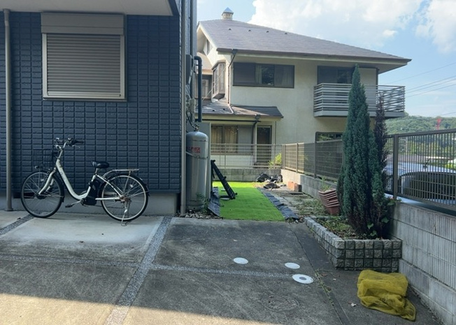 【庭】 | 西寺方町中古戸建 | 庭があることでガーデニングや家庭菜園はもちろん、こどもの遊び場やペットを放して遊ぶことができます。また、家の周囲に余裕があるということです。隣地との間があれば、十分な日当たりと、風通しが確保できます。