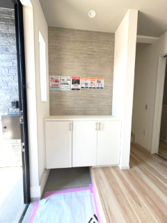 【外観】 | 龍ケ崎市松ケ丘4期　新築戸建て　1号棟 | 広々とした玄関にはシューズボックスを設置しており、来客時もすっきりとした印象を与えます。収納力もあり使い勝手の良い空間です。