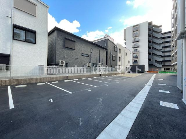 ファステート難波ミライズの駐車場