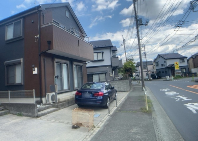【前面道路含む現地写真】 | 美山町中古戸建 | 住宅用の土地では前面道路に2m以上接していなければならないと法律で定められています。しかし、お持ちの車のサイズやライフスタイルなどにより、2mでは利便が悪い場合もございますので、事前に確認しましょう。