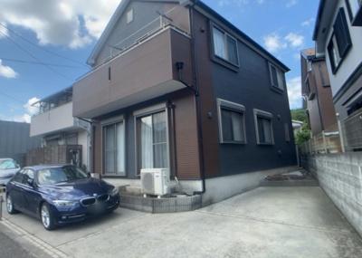 【前面道路含む現地写真】 | 美山町中古戸建 | 道幅が広い場所は日当たりや風通が良好です。幅が広いのですれ違いも可能ですし大きな車でも駐車可能！一方で、大型車が通ることも多くなるため交通量の増加により騒音に繋がります。また土地の値段が高くなります。