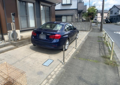 【駐車場】 | 美山町中古戸建 | 駐車場と明記されていても、最小スペースでつくられた駐車場だと大型車は駐車できなかったり、出入りしにくくなったりする可能性があります。お車のサイズと購入したい物件の駐車場のサイズを現地で確認しましょう。