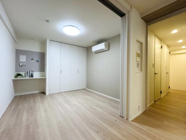 脅威の１１路線４駅の使い勝手は横浜イチ？自分専用の庭でなにしましょう？？収納豊富で生活のしやすさもOK！！室内はもちろんですが、実際に見て見て見て！な、『シャリエ横浜ベイグランデ』リノベーションの洋室|洋室です