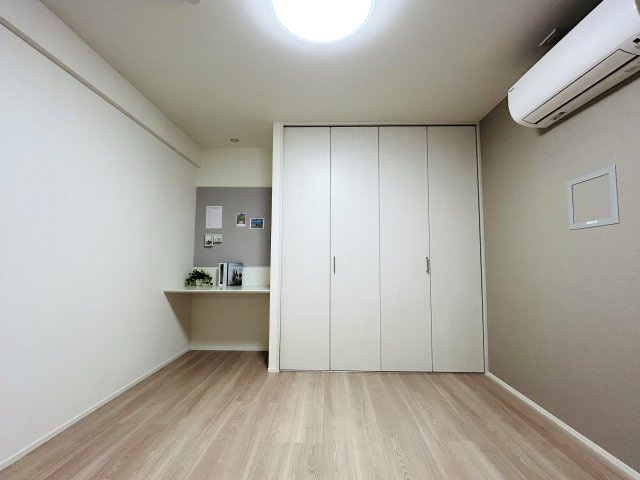 脅威の１１路線４駅の使い勝手は横浜イチ？自分専用の庭でなにしましょう？？収納豊富で生活のしやすさもOK！！室内はもちろんですが、実際に見て見て見て！な、『シャリエ横浜ベイグランデ』リノベーションの洋室|コンパクトで使いやすい洋室です