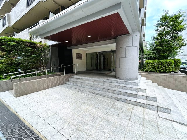 脅威の１１路線４駅の使い勝手は横浜イチ？自分専用の庭でなにしましょう？？収納豊富で生活のしやすさもOK！！室内はもちろんですが、実際に見て見て見て！な、『シャリエ横浜ベイグランデ』リノベーションのエントランス|毎日通るエントランスはこのようになっています