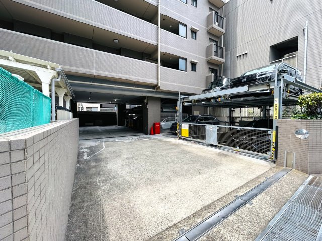 脅威の１１路線４駅の使い勝手は横浜イチ？自分専用の庭でなにしましょう？？収納豊富で生活のしやすさもOK！！室内はもちろんですが、実際に見て見て見て！な、『シャリエ横浜ベイグランデ』リノベーションの駐車場|駐車場があります