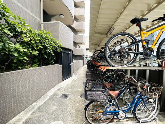 脅威の１１路線４駅の使い勝手は横浜イチ？自分専用の庭でなにしましょう？？収納豊富で生活のしやすさもOK！！室内はもちろんですが、実際に見て見て見て！な、『シャリエ横浜ベイグランデ』リノベーションの駐輪場