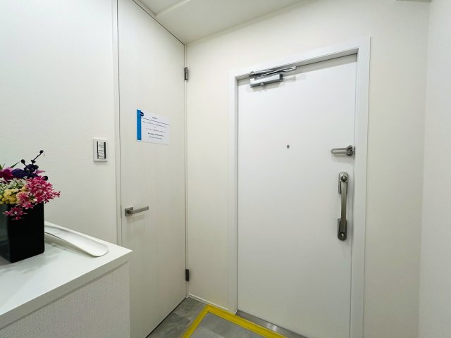脅威の１１路線４駅の使い勝手は横浜イチ？自分専用の庭でなにしましょう？？収納豊富で生活のしやすさもOK！！室内はもちろんですが、実際に見て見て見て！な、『シャリエ横浜ベイグランデ』リノベーションの玄関|きれいな玄関です