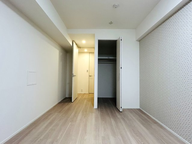 脅威の１１路線４駅の使い勝手は横浜イチ？自分専用の庭でなにしましょう？？収納豊富で生活のしやすさもOK！！室内はもちろんですが、実際に見て見て見て！な、『シャリエ横浜ベイグランデ』リノベーションの洋室|ゆったりした洋室です