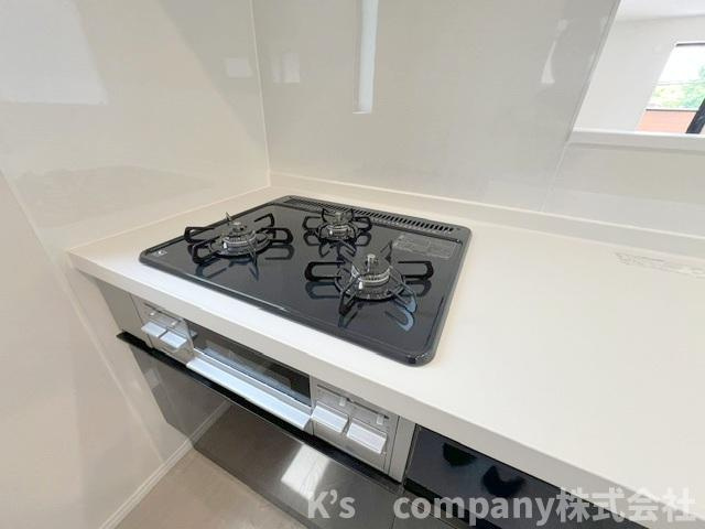 ◎茅ヶ崎市高田1丁目　新築戸建のキッチン|三口ガスコンロでお料理の幅が広がります◇