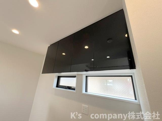 ◎茅ヶ崎市高田1丁目　新築戸建のキッチン|吊戸棚収納付きで、普段使いの少ない調理器具や調理家電の収納に便利です◇