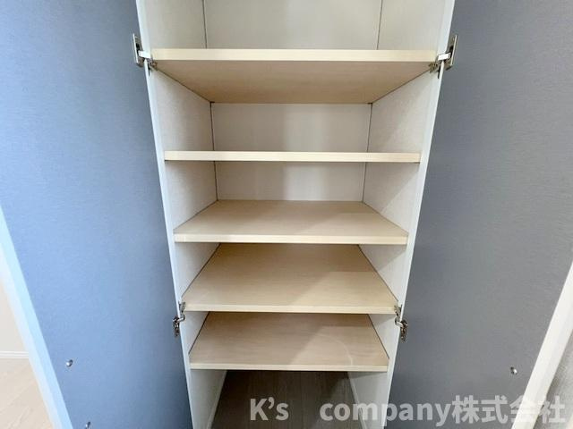 ◎茅ヶ崎市高田1丁目　新築戸建の収納|パントリーとしてお使いいただけるキッチン収納☆仕切り棚付きで整理整頓がしやすく便利♪