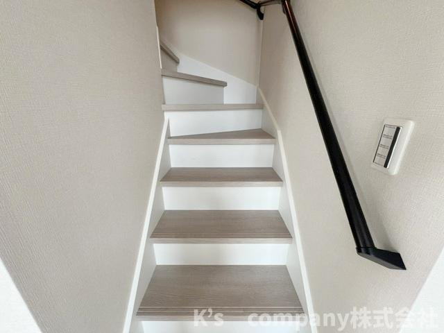 ◎茅ヶ崎市高田1丁目　新築戸建の内装|手すり付きの階段◇小さなお子様やご年配の方にも優しい仕様◇