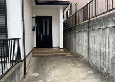 【玄関】 | 淵野辺本町中古戸建 | 玄関は家の顔でもあり、家族以外の目にも止まる場所です。玄関は外との間を仕切る扉、靴などをしまっておく収納スペース、靴脱ぎのたたきスペース、来客とのやり取りをするドアホンなど複数のアイテムからなります。
