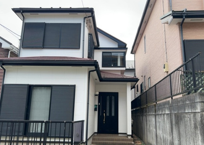 【バルコニー】 | 淵野辺本町中古戸建 | バルコニーは、室外の専用スペースのうち、「屋根がなく開放された空間」であるものを指します。ベランダより広いタイプのものが多く、日当たりもよいため家庭菜園などを楽しみたい人にとって適した環境となります。