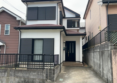 【構造・工法・仕様】 | 淵野辺本町中古戸建 | 木造住宅とは土台、壁、柱など建築物の強度を支える構造体の材に木が使用されている構造を指します。構造体は建物の自重を支えるだけではなく風圧や水圧、積裁荷重などあらゆる衝撃に耐えるための基礎です。