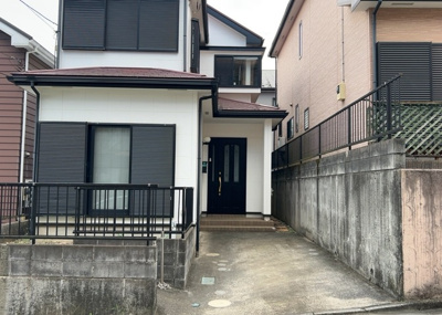 【構造・工法・仕様】 | 淵野辺本町中古戸建 | 建物の基礎工事の方法は、主流となっているベタ基礎（防湿基礎）と布基礎の２種類に分類され、床下の通気性や耐久性などに違いがあります。建物の基礎部分の構造や付帯設備など詳細については現地でご確認ください。