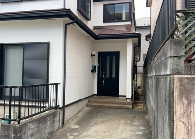 【内装】 | 淵野辺本町中古戸建 | 玄関ポーチにおいて最も重視すべきと言っても良いのが広さです。適切な広さの玄関ポーチでないと外見的なバランスは崩れてしまいますし、何より使いにくくなってしまいますので、現地で実際に下見をしてみましょう！